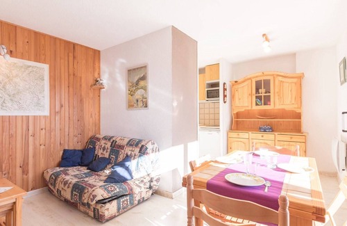 Forville Apartment | Large quiet studio for 5, parking, balcony, Briançon