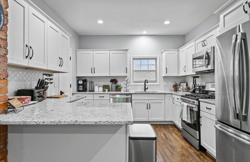South Hyde Park House | Large Remodeled Midtown Beauty - Locust St. Estate - 2 kings/sleeps 8!