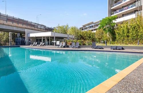 Bowen Hills Apartment | LARGE RESORT APARTMENT in the HEART of Brisbane
