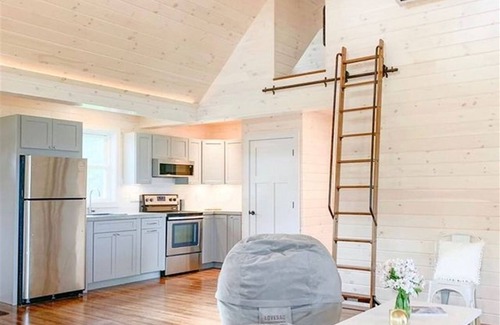 North Sebago Cottage | LARGE RESORT WITH 12 PROPERTIES. NATURAL POND FOR SWIMMING. CAFE ON SITE.
