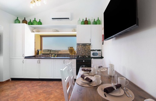 Espirito Santo Apartment | 'Large' Room with Mountain View, Wi-Fi and Air Conditioning