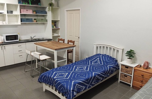 Cannon Hill Apartment | Large Self-Serviced Apartment, Opposite from Nature Reserve