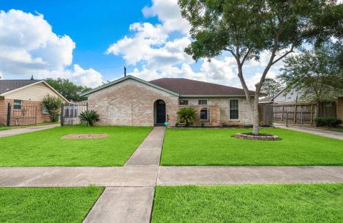 Southbelt/Ellington House | Large South Houston gem with covered patio seating