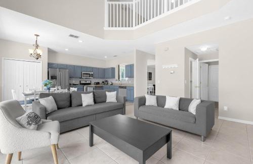 Solana House | Large Spacious Home w Private Pool & Hot Tub