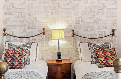 Winchcombe House | Large Stylish House-2 Parking Spaces-Garden-Fire