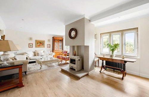 Winchcombe House | Large Stylish House-2 Parking Spaces-Garden-Fire