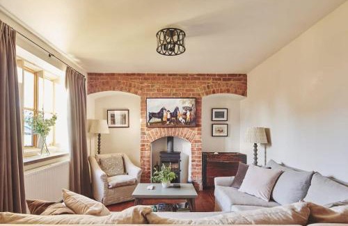 Cheltenham House | Large Stylish Luxury Cotswold Cottage - ideal for families, w/EV charging