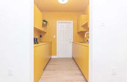El Portal Apartment | Large Stylish Studio Apartment in El Portal 3