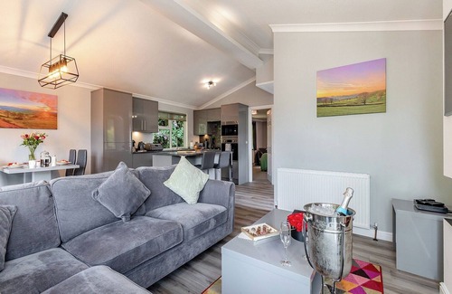Longnor Ski Chalet | Large superior one-bedroom lodge with hot tub for two adults.