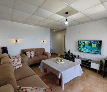 Isfiya Apartment | Large Vacation Apartment With A Stunning View In Isfiya, Mount Carmel - דירת נופש עם נוף מדהים בעספיא