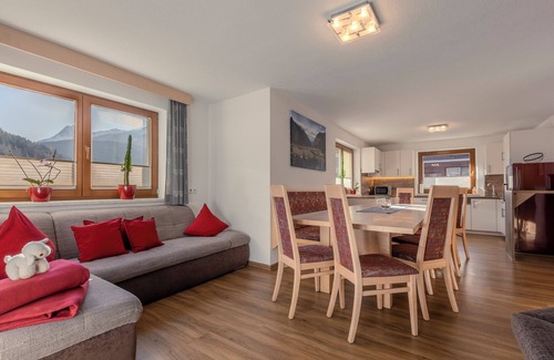 Umhausen House | Large vacation home for up to 18 people with open-plan living and dining area