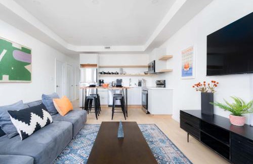 Palmerston Apartment | Large Victorian Sleeps 6 by UofT