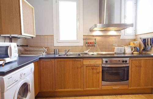 el Camp d'en Grassot i Gracia Nova Apartment | Largest, sunny & renovated AC apartment in a central Location.