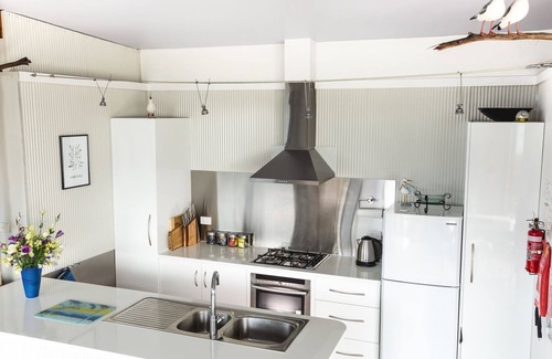 White Beach Cottage | Larus Waterfront Cottage