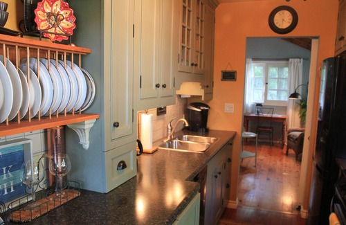 Historic Old Town Cottage | LAST MINUTE SPECIAL~ Romantic Cottage on the Woods near Lake Ontario!