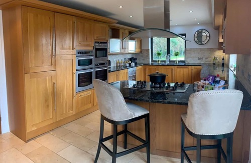 Frampton Cotterell Villa | "Last Minute availability " Large Luxury 5 Bedroom Villa hot tub on request