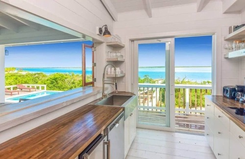 Hartswell House | Last minute opportunity! Surf House: 4BR Beachfront w/pool