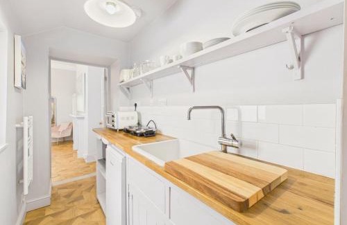 Maenporth Apartment | Lavender Lane, Cosy Studio Apartment with Parking, Falmouth