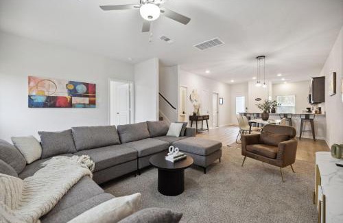 Dallas Apartment | Lavida, Luxury 6BRM, Sleeps 16, Backyard, Dallas TX