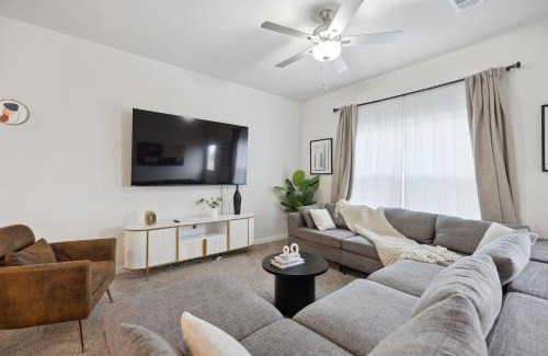 Dallas Apartment | Lavida, Luxury 6BRM, Sleeps 16, Backyard, Dallas TX