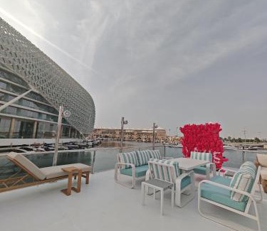 Abu Dhabi Boat Rental | Lavie Yachts