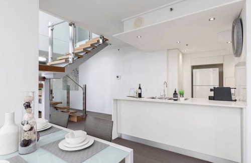 Kangaroo Point Apartment | Lavish 2 Level CBD SkyHome on the River - Carpark + WIFI + Tennis Court + Views + Sleeps 9