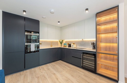 Bunhill Apartment | Lavish 2BDR Flat w/Private Balcony Lift and Fast Wifi in Clerkenwell Barbican
