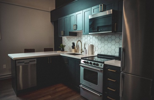 Barrie Apartment | Lavish Loft | King Bed | 75” TV
