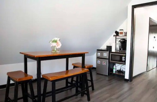 Fifth Ward House | Lavish tub with free parking near several music & wedding venues