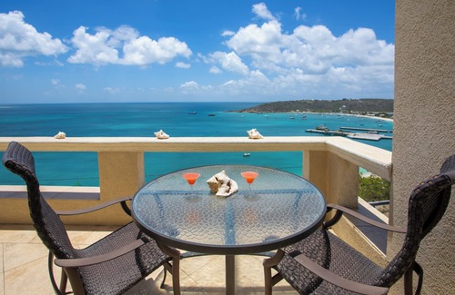 The Valley Condo | LaVue Inn- Central, Affordable, CLEAN & Ocean View with Kitchen!