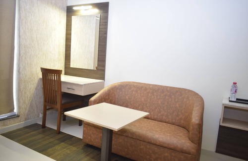 Mayiladuthurai Hotel | Laya Regency