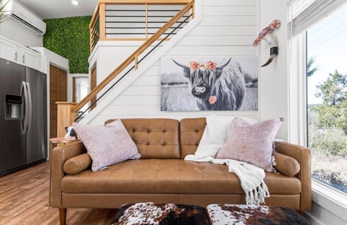 Spicewood House | Lazy Cow 2-bedroom Tiny home in Spicewood with WiFi, AC