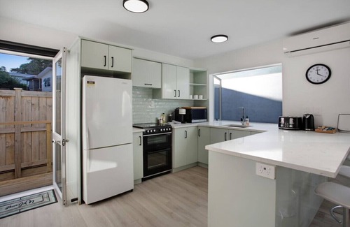 Pakuranga Heights House | Lazy Daze Retreat with Parking and Wi-fi