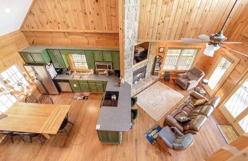 Jefferson Cabin | Lazy Dog Log Cabin, Hot Tub, Fishing Lake, New River Access, Foosball
