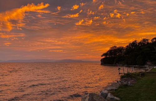 Malletts Bay House | Lazy Lake Days