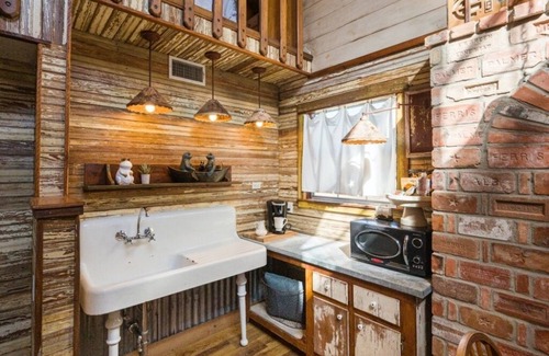 McGregor Cottage | Lazy River Cottage on the Middle Bosque River - kayaks and boats available.