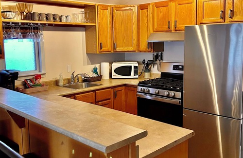 Cultus Lake Cottage | Lazy Views LAKE FRONT Cabin - Permit #22-107-039
