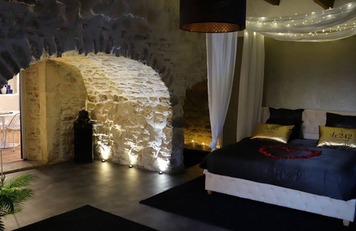 Monteils Other | Le 242, The Love Room