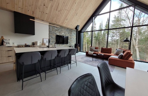 Lac Superieur Village Ski Chalet | Le 78 - Chalet avec 2 Suites des maîtres luxueuses et spa