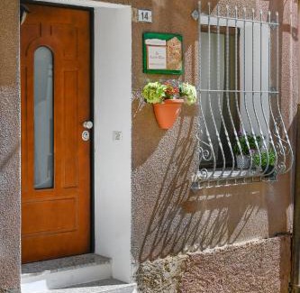 Iglesias House | Le antiche mura