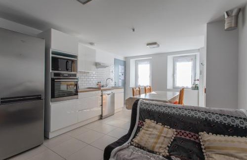 Embrun Apartment | Le bélier 2nd étage avec balcon au centre ville d'Embrun climatisé