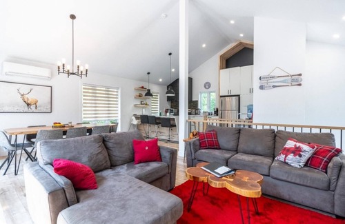 Saint-Alphonse-Rodriguez Ski Chalet | Le Caribou | waterfront | hot tub