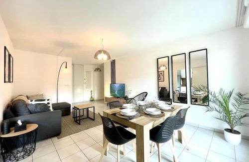 Bellegarde-sur-Valserine Apartment | Le Central - Confort et Calme au centre-ville - Lits Queen Size