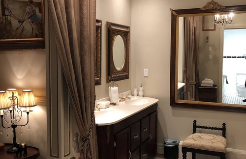 Saint-Jean-Baptiste Bed & Breakfast | Le Château du Faubourg B&B