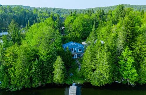 St-Adolphe-d'Howard Ski Chalet | Le Chalet Bleu, spa au bord du lac