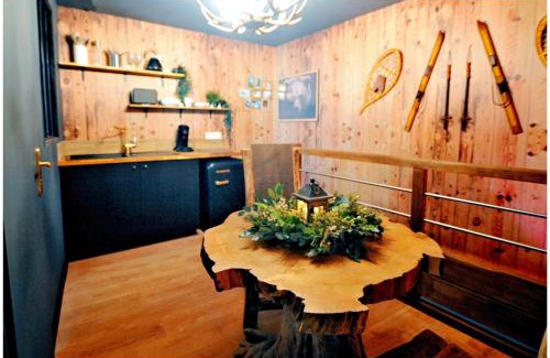 Bourgoin-Jallieu Apartment | Le Chalet romantique, SPA XXL, Écran cinéma, Lit king size, cascade d'eau