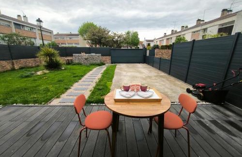 Saint-Quentin-en-Yvelines Apartment | Le Cupidon, cocon privé avec Spa, Sauna, Cinéma Netflix et Jardin privé