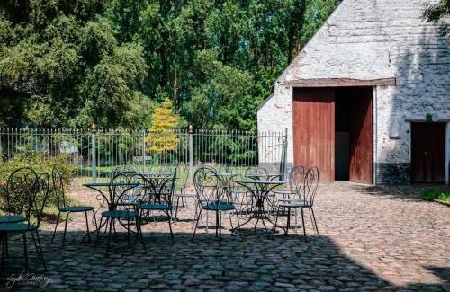 Jurbise Bed & Breakfast | Le domaine du château blanc à 10 minutes de Pairi Daiza