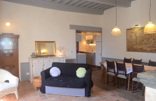 Serignac Apartment | Le Gobelin, spacious, renovated apartment in authentic home