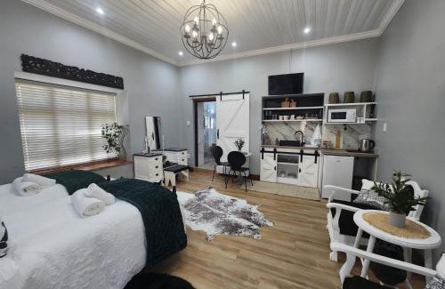 Malmesbury Apartment | Le Graan Guestroom